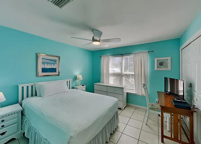 Three Cs #102 - Surfsong Apartment *